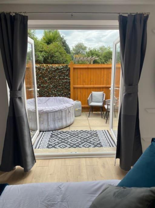 Stylish 1 Bedroom Studio Outdoor Area And Hot Tub Bournemouth Exteriör bild